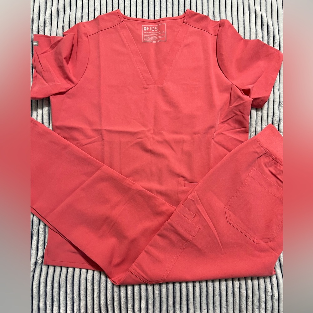 Women’s NWOT FIGS Scrub Set Size Large top and Large pants